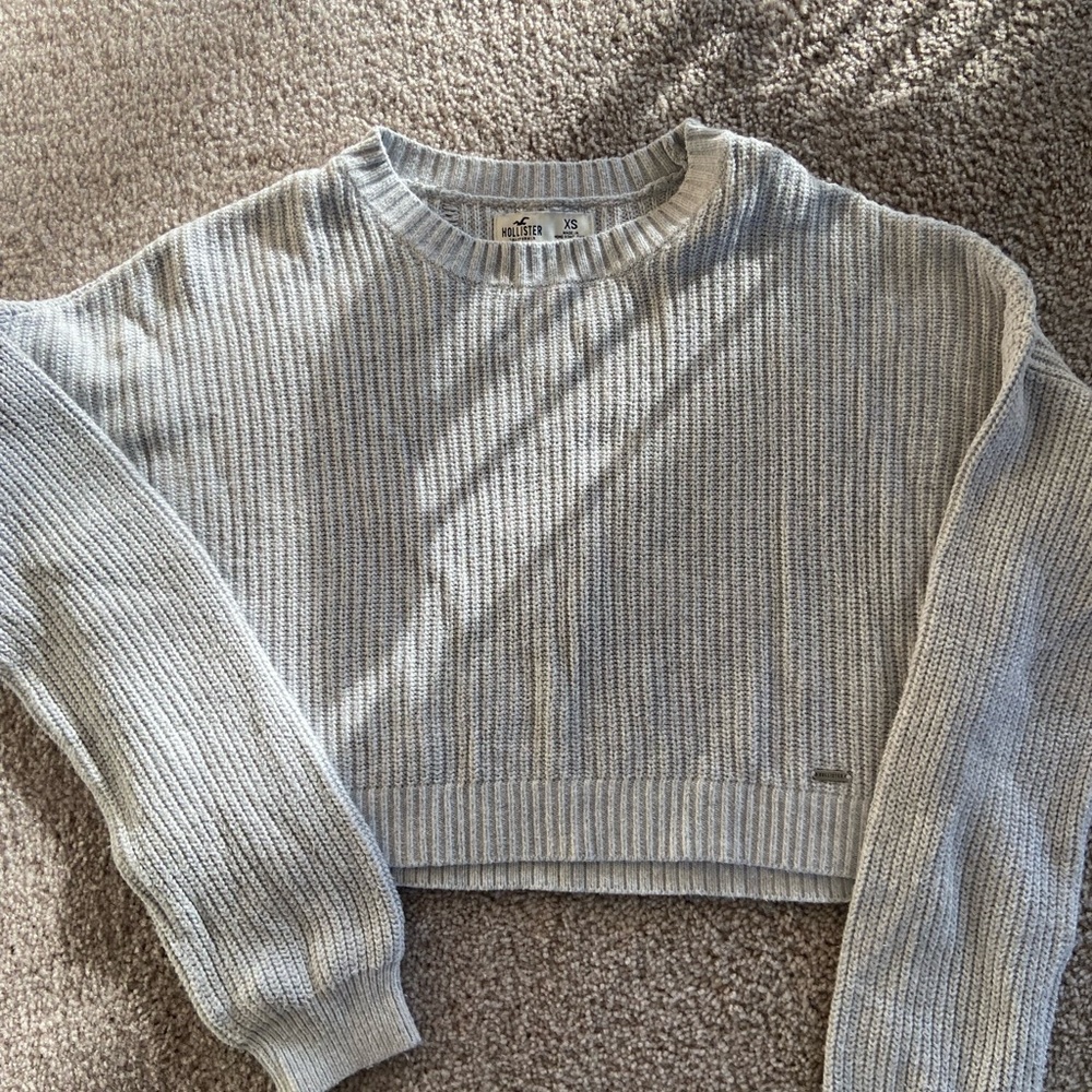 Cozy gray sweater, semi cropped